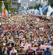 Stora protester i Sydkoreas huvudstad Seoul på lördagen mot Japans beslut att släppa ut vattnet. Lee Jin-man / AP