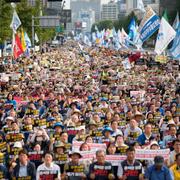 Stora protester i Sydkoreas huvudstad Seoul på lördagen mot Japans beslut att släppa ut vattnet. Lee Jin-man / AP