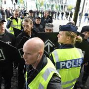 Den nazistiska organisationen Nordiska motståndsrörelsen marscherar med plakat och flaggor i en tillståndslös demonstration i centrala Göteborg på söndagen.