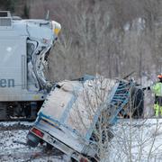 Ett pendeltåg och en lastbil har krockat öster om Uddevalla och flera personer uppges vara skadade.