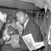 Muhammed Ali signerar autografer i restaurangen på Wembley Stadium i London, 1966. 