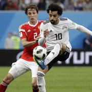 Rysslands Mario Fernandes i duell med Egyptens  Mohamed Salah.