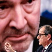 Italiens finansminister Giovanni Tria talar framför en bild av Pierre Moscovici. 