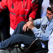 Suarez lämnar en klinik i Uruguay.