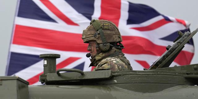 Brittisk soldat vid ett träningsläger för ukrainare i England. Kin Cheung / AP