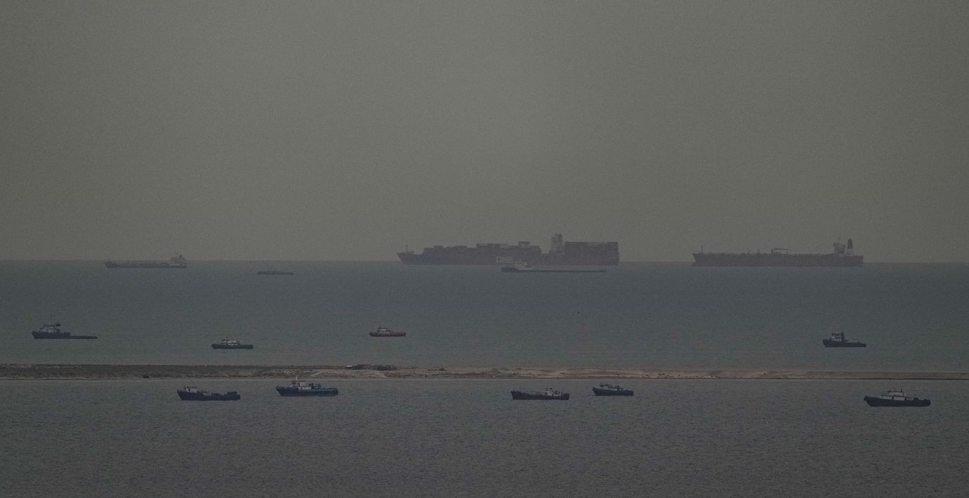 Lastfartyg på väg mot Hormuzsundet. Bilden togs förra veckan.