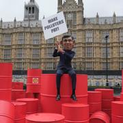Protest mot Shell och andra oljebolag utanför parlamentet i London i stepbmer 2023.