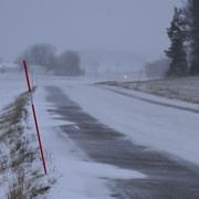 Halt och snöigt för morgontrafiken på väg 55 utanför Enköping i Uppland.