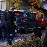 Polis i närheten av brottsplatsen.