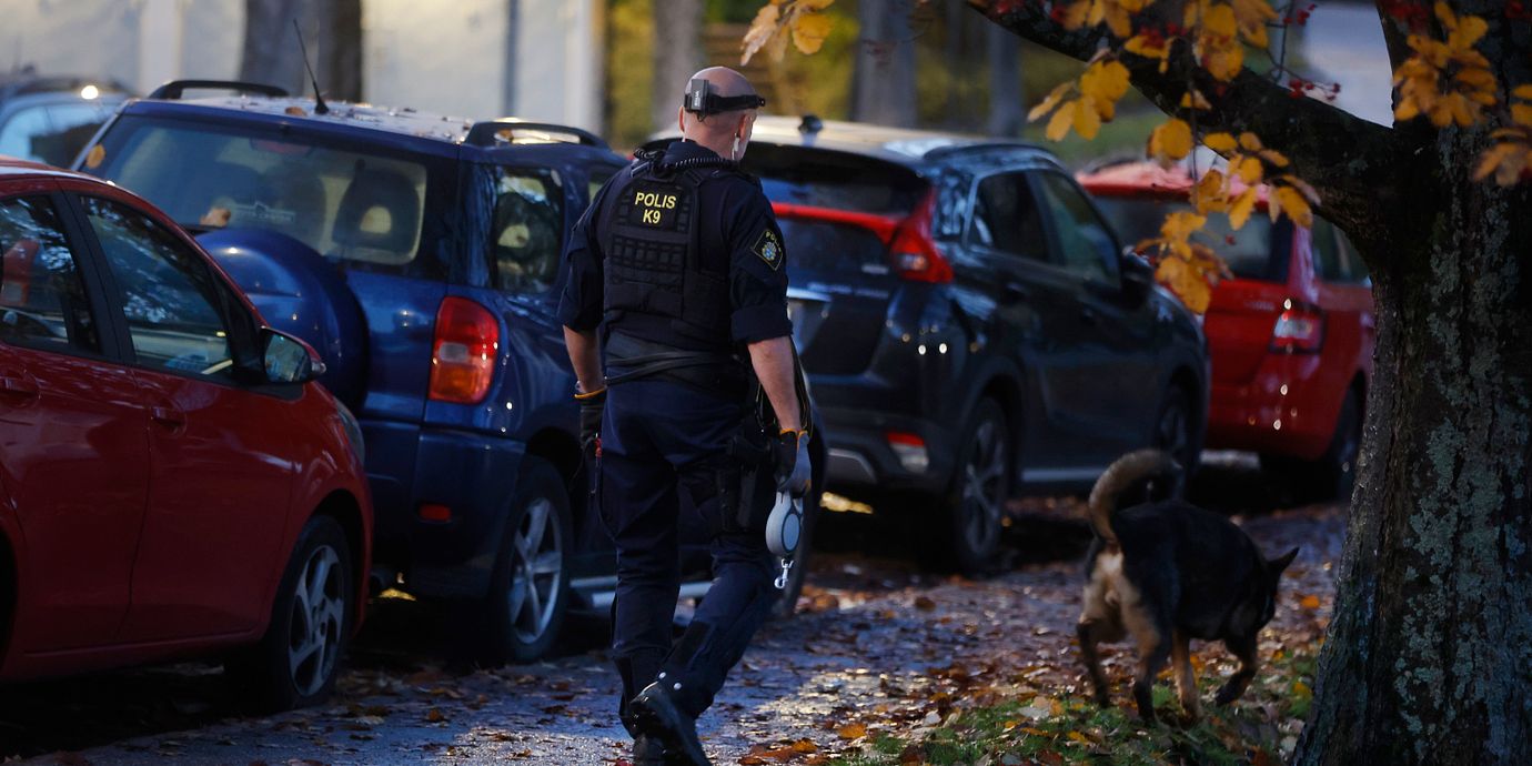 Polis i närheten av brottsplatsen.