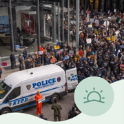 Demonstranter utanför Teslabutik i New York. 1 mars.