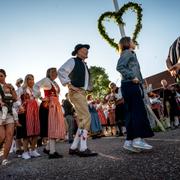 Midsommarfirande i den lilla byn Hjulbäck vid Siljan i Dalarna dagen förre Midsommarafton. 