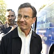 Statsminister Ulf Kristersson (M) anländer till Norrköping med Moderaternas valbuss.