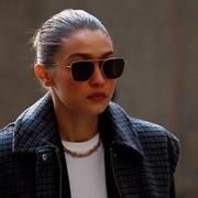 Gigi Hadid utanför rättssalen i New York.