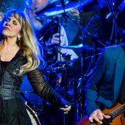 Stevie Nicks och Lindsey Buckingham i rockbandet Fleetwood Mac uppträder i Globen 2013. 