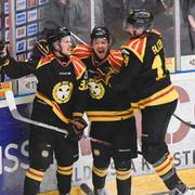 Brynässpelare firar med Linus Ölund efter hans 3–2-mål