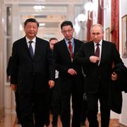 Xi Jinping och Vladimir Putin i Kreml efter måndagens samtal. 