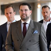 Sverigedemokraternas partiledare Jimmie Åkesson (SD) kommer till en pressträff där han kommenterar valresultatet. Till vänster om Åkesson, Oskar Cavalli-Björkman, presschef SD och Lnus Bylund, stabschef (SD).