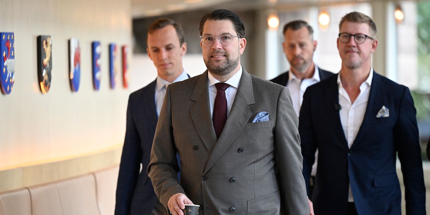 Sverigedemokraternas partiledare Jimmie Åkesson (SD) kommer till en pressträff där han kommenterar valresultatet. Till vänster om Åkesson, Oskar Cavalli-Björkman, presschef SD och Lnus Bylund, stabschef (SD).