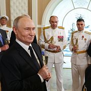 Putin talar med officerare i Sankt Petersburg under flottans dag på söndagen.