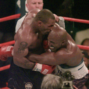 Evander Holyfield och Mike Tyson under ett evenemang år 2015/duon under skandalmatchen 1997.