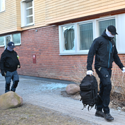 Poliser under tillslagen i Tyresö.