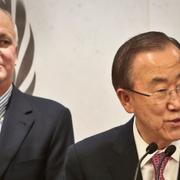 Svenska kemvapenexperten Åke Sellström står bakom FN:s generalsekreterare Ban Ki-moon.