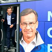 Ulf Kristersson när han anlände till vallokalen i Strängnäs. 