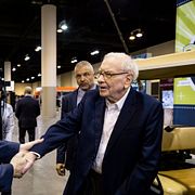 Arkivbild. Warren Buffett skakar hand med Sees Candies vd Pat Egan under Berkshire Hathaways stämma i Omaha 2024.