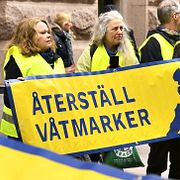 Arktivbild: Återställ våtmarker demonstrerar utanför Riksdagen den 24 april 2024.