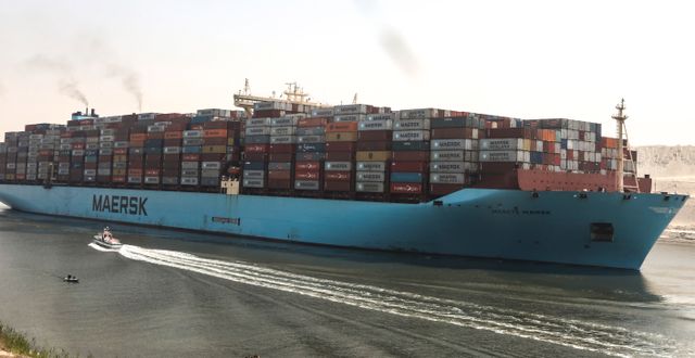 Ett Mærsk-fartyg passerar genom Suezkanalen, 5 april 2021.  Mohamed Elshahed / TT NYHETSBYRÅN