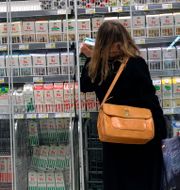 Kvinna handlar i livsmedelsbutik. Hasse Holmberg / TT