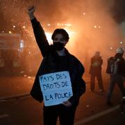 En demonstrant i Paris, Michel Zecler efter polismisshandeln. 