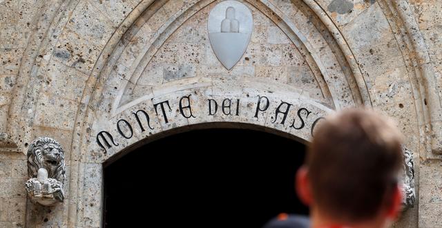 Arkivbild: Ingången till Monte dei Paschis huvudkontor i italienska Siena.  STEFANO RELLANDINI / TT NYHETSBYRÅN