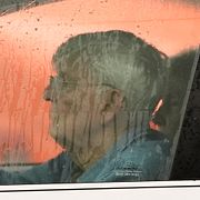 84-årige Frank Winn och hans fru lämnar sitt hem i Florida.