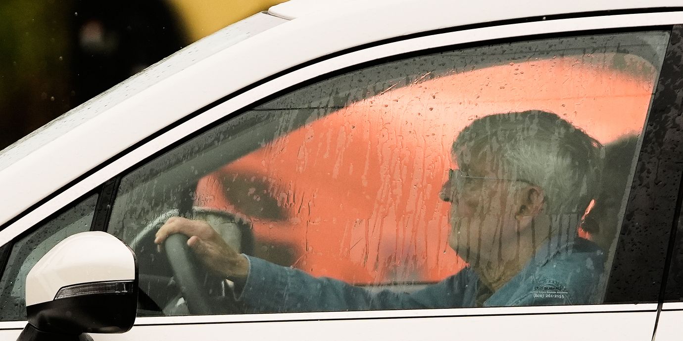 84-årige Frank Winn och hans fru lämnar sitt hem i Florida.