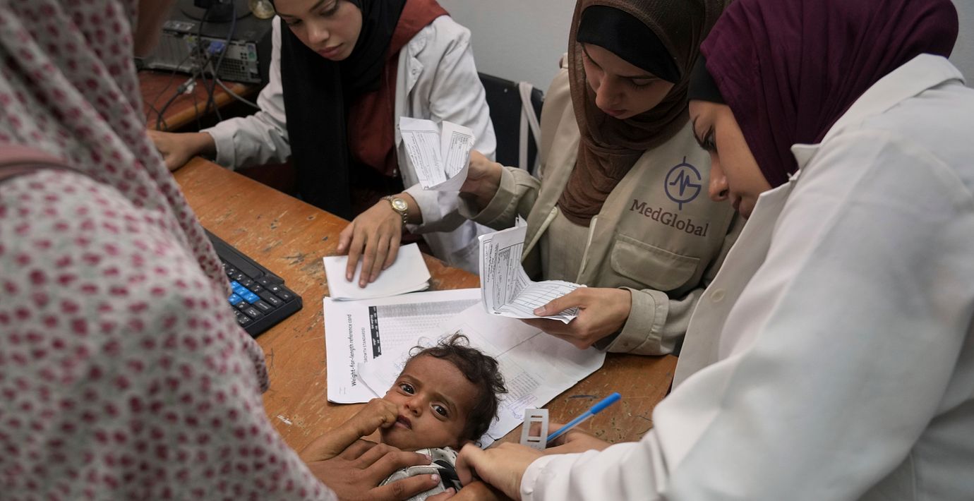 En läkare mäter ett barns arm i en undernäringskontroll på Al-Ahlisjukhuset i Gaza stad den 23 juli 2025.