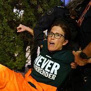 Polis bär bort en demonstrant från en manifestation mot kriget i Iran i Tel Aviv.