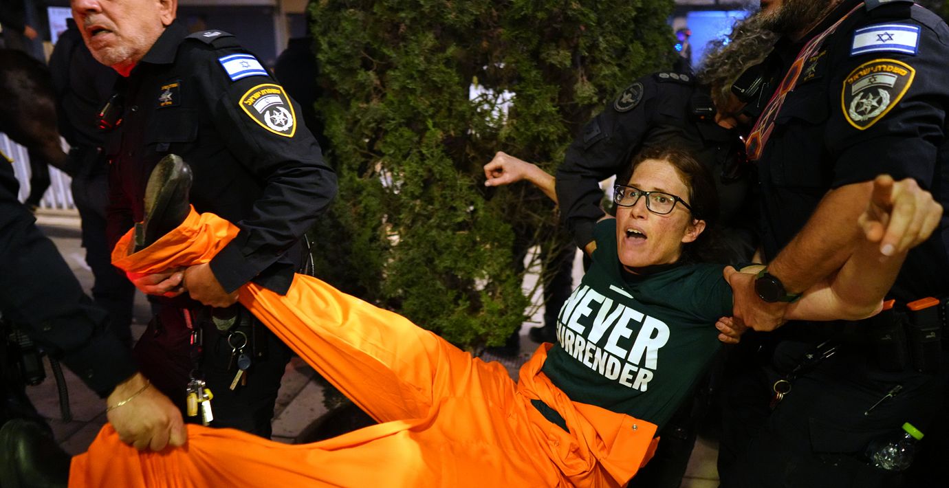Polis bär bort en demonstrant från en manifestation mot kriget i Iran i Tel Aviv.