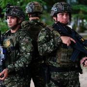 Soldater patrullerar gatorna i Tibu, Colombia, efter att en gerilla dödat dussintals personer i en attack. 20 januari.