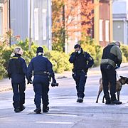 Polis på plats vid en av de drabbade bostäderna, den här i Enskededalen. 