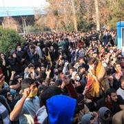 Protester vid universitetet i Teheran 30 december.