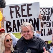 Steve Bannon i samband med att han började avtjäna sitt fängelsestraff i juli. 