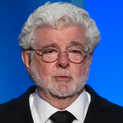 Besökare på Comic-Con i Stockholm köar, utklädda till ”stormtroopers” från ”Star wars”. Till höger ”Star wars” skapare, regissören George Lucas. 