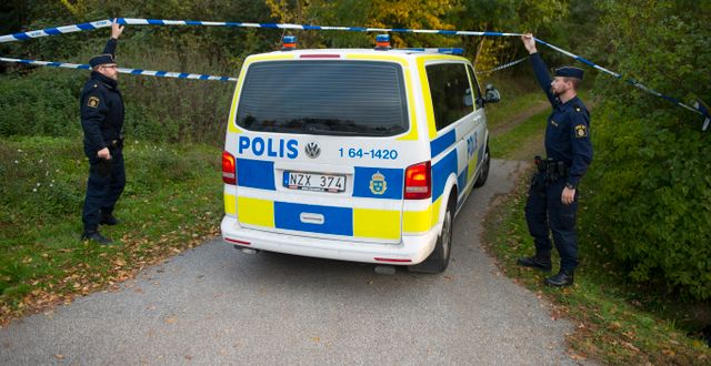 Poliser vid brottsplatsen i Vallåkra 15 oktober 2015. Björn Lindgren/TT / TT NYHETSBYRÅN
