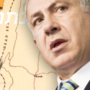 Benjamin Netanyahu föddes i det nybildade Israel, lett av David Ben-Gurion. Här skriver Ben-Gurion på Israels grundande dokument. I bakgrunden det territoriella förslaget för uppdelning av Palestina från 1947.