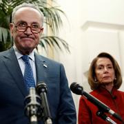 Chuck Schumer, minoritetsledare i senaten, till vänster. Till höger den demokratiska toppolitikern Nancy Pelosi.