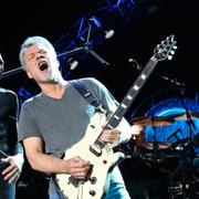 David Lee Roth till vänster tillsammans med Eddie Van Halen under en konsert 2015. 