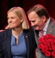 Nya partiordförande Magdalena Andersson kommer med blommor vid avtackningen av avgående partiordförande Stefan Löfven under Socialdemokraternas kongress i Göteborg. Adam Ihse/TT