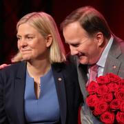 Nya partiordförande Magdalena Andersson kommer med blommor vid avtackningen av avgående partiordförande Stefan Löfven under Socialdemokraternas kongress i Göteborg.